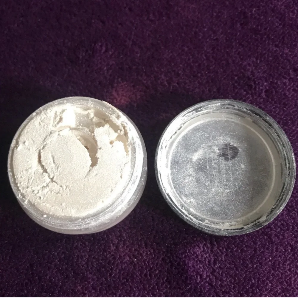 Studio White Pressed Powder — Compact Face Highlighter, “Iced Star Dust”